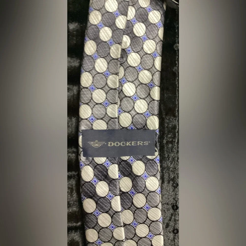 Dockers Kids Tie with Black, Cream, and Blue Circles EUC